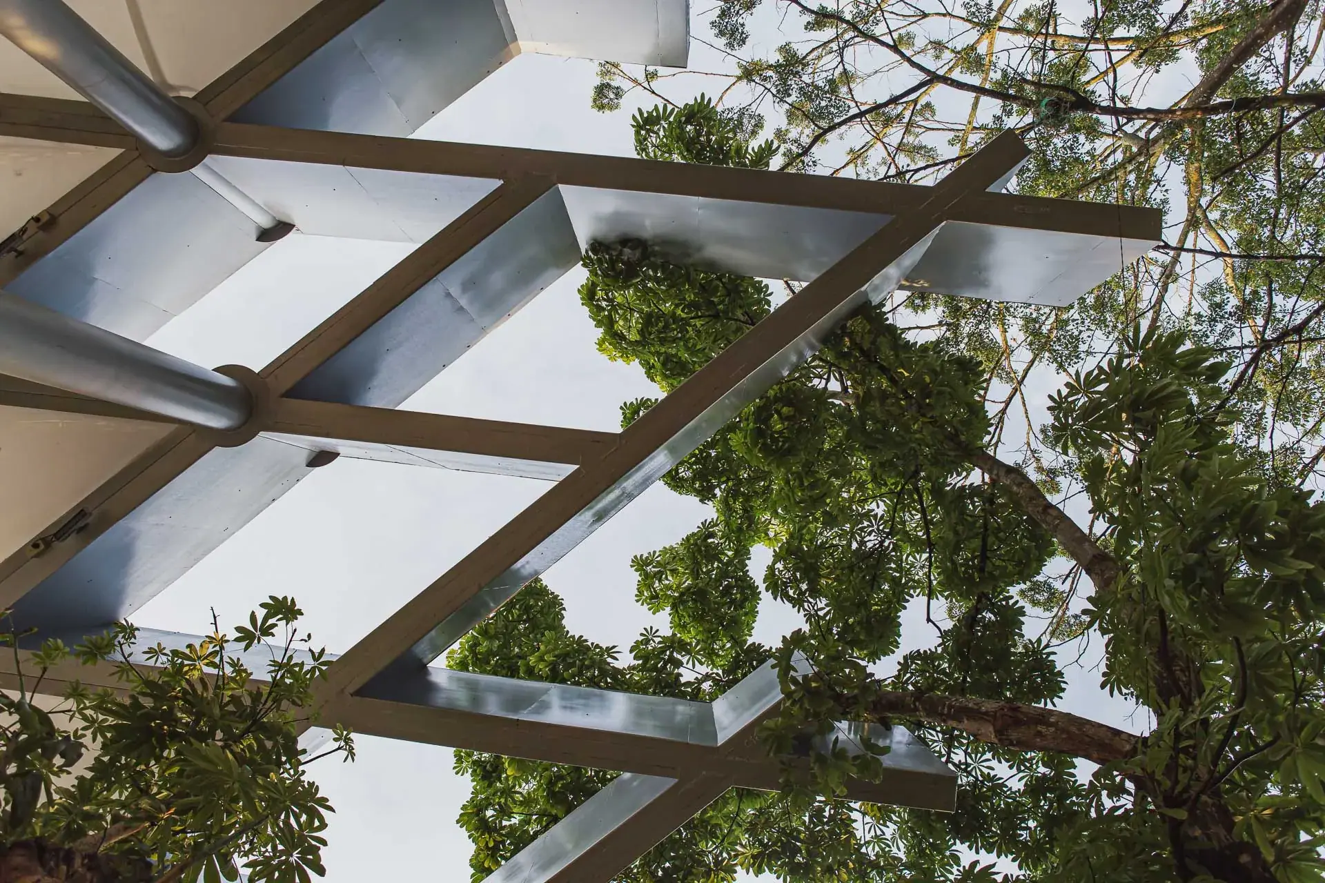 Estructuras de cubiertas metálicas poligonales de colores en Barrancabermeja por Mazzanti Arquitectos. Espacio deportivo público.